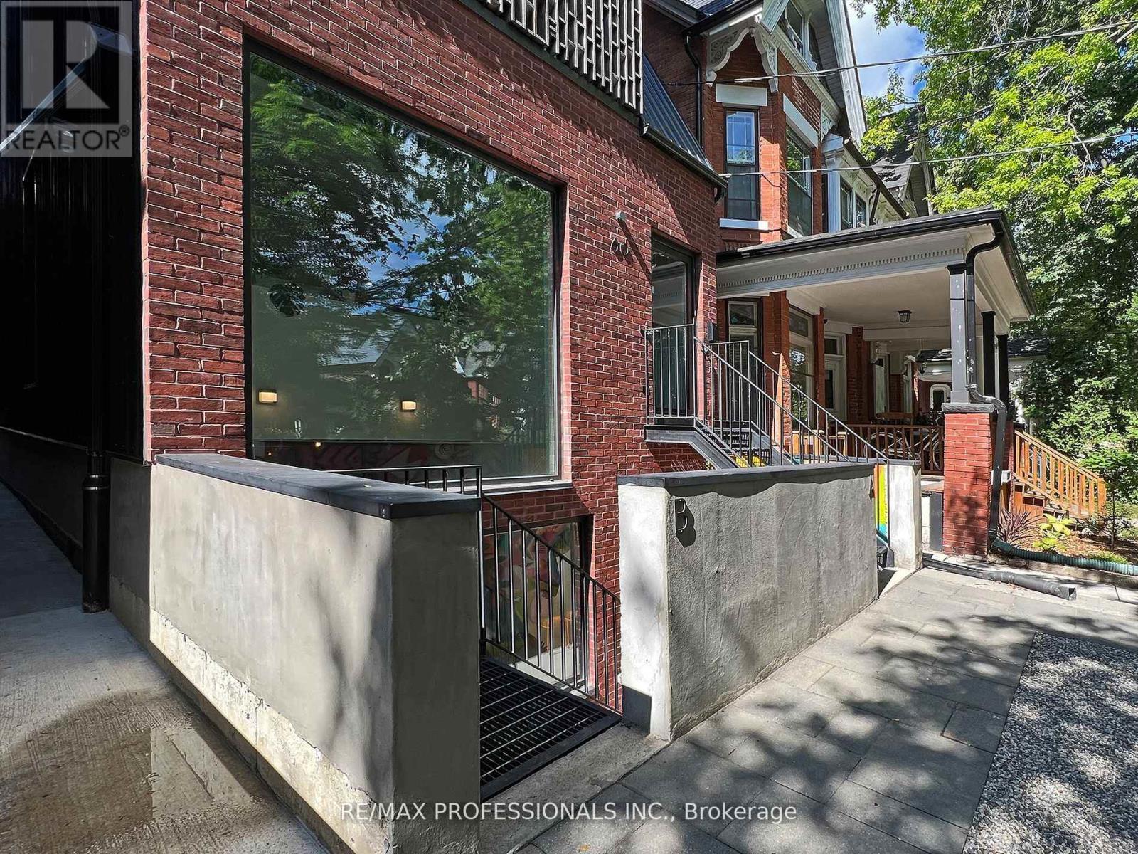 B - 60 Melbourne Avenue, Toronto, Ontario  M6K 1K7 - Photo 27 - W12973254