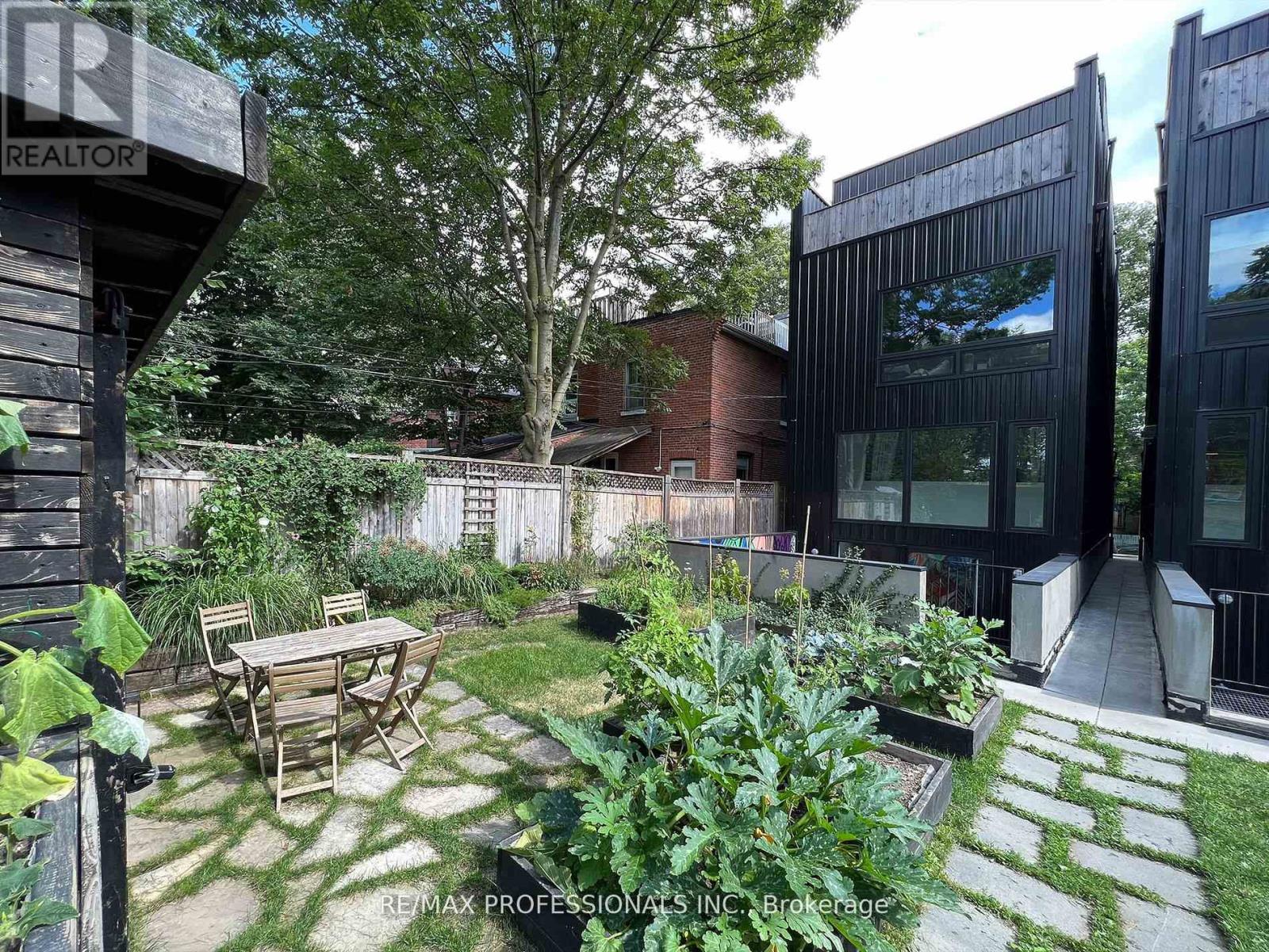 B - 60 Melbourne Avenue, Toronto, Ontario  M6K 1K7 - Photo 29 - W12973254