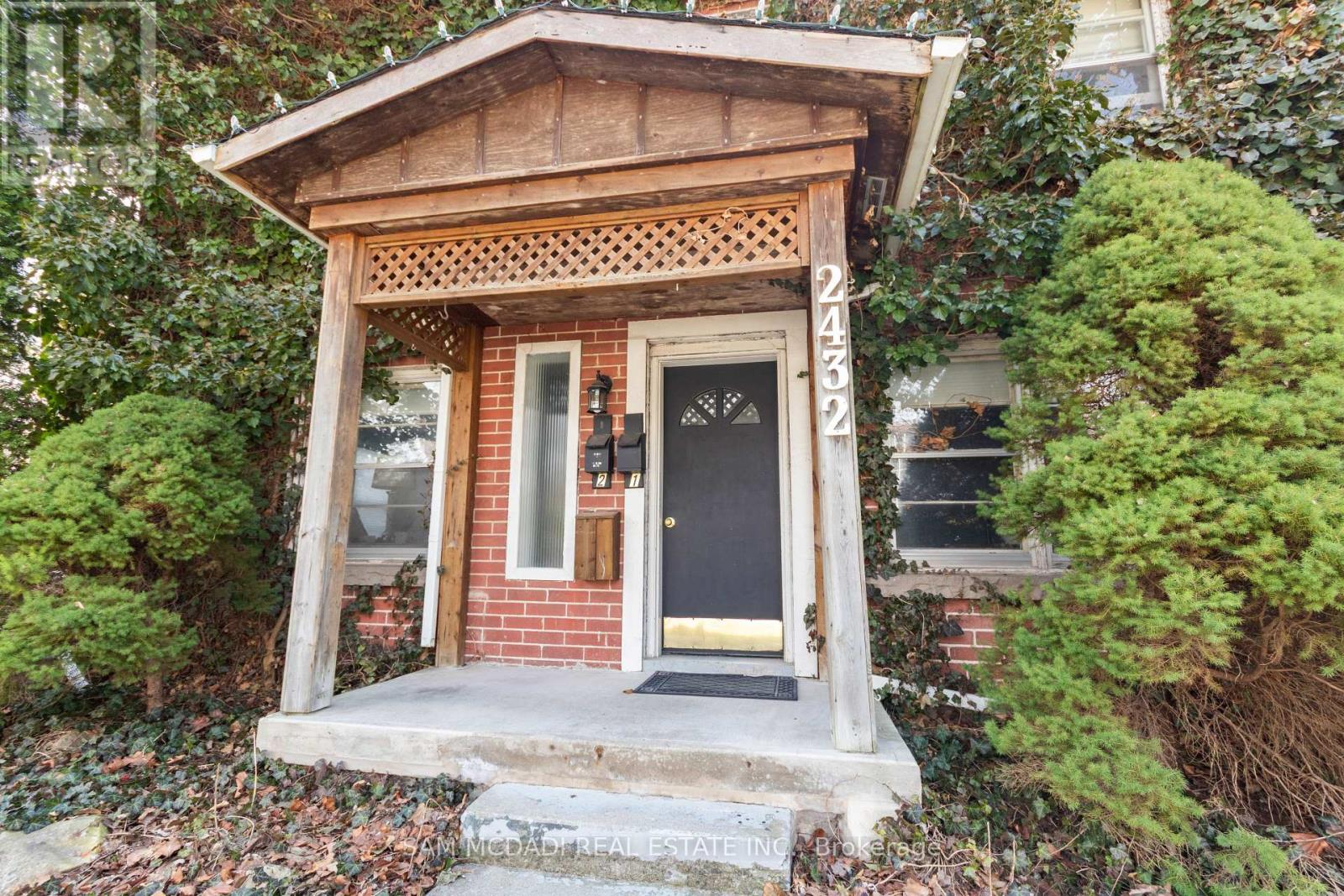 2432 First Street, Burlington, Ontario  L7R 1C6 - Photo 2 - W12973256