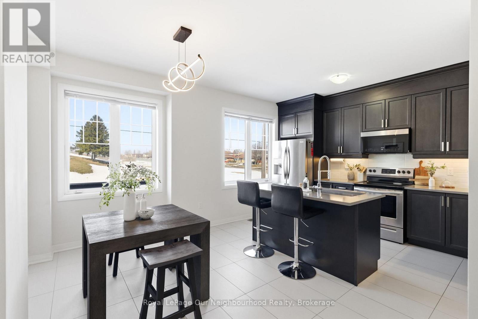 818 Atwater Path, Oshawa, Ontario  L1J 0E8 - Photo 3 - E12973536