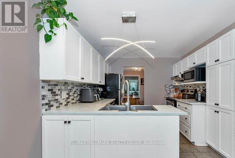 17 Ravenscroft Court, Ottawa, Ontario  K2S 1R3 - Photo 3 - X12973522