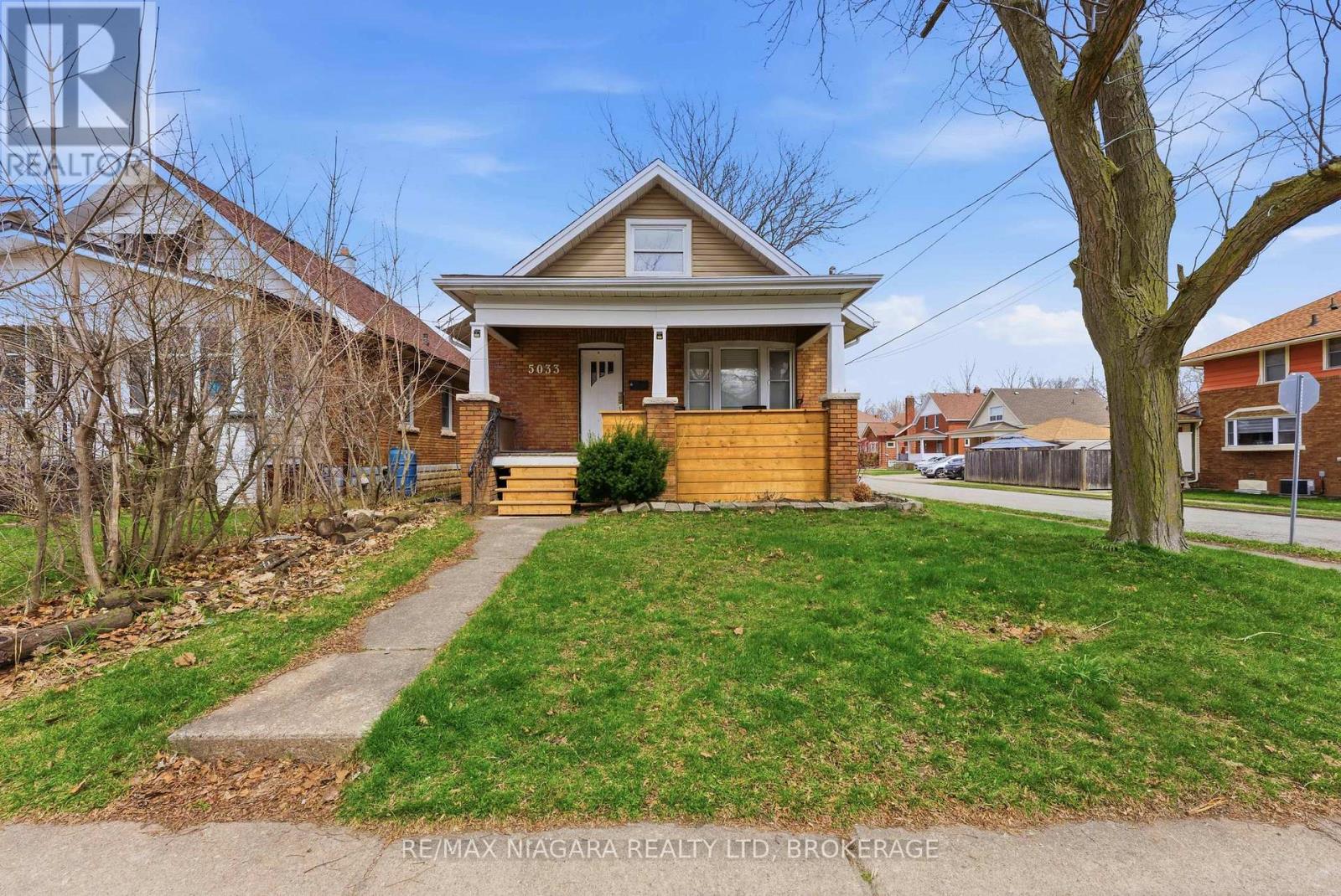 5033 Willmott Street, Niagara Falls, Ontario  L2E 2A2 - Photo 2 - X12973538