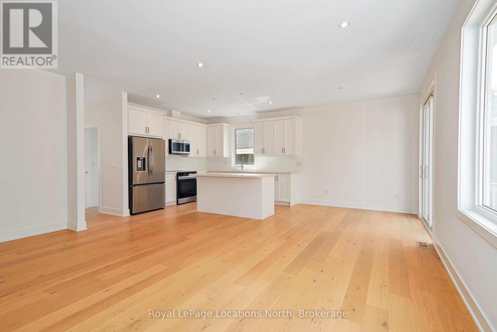 60 52nd Street S, Wasaga Beach, Ontario  L0M 1P0 - Photo 10 - S12973572