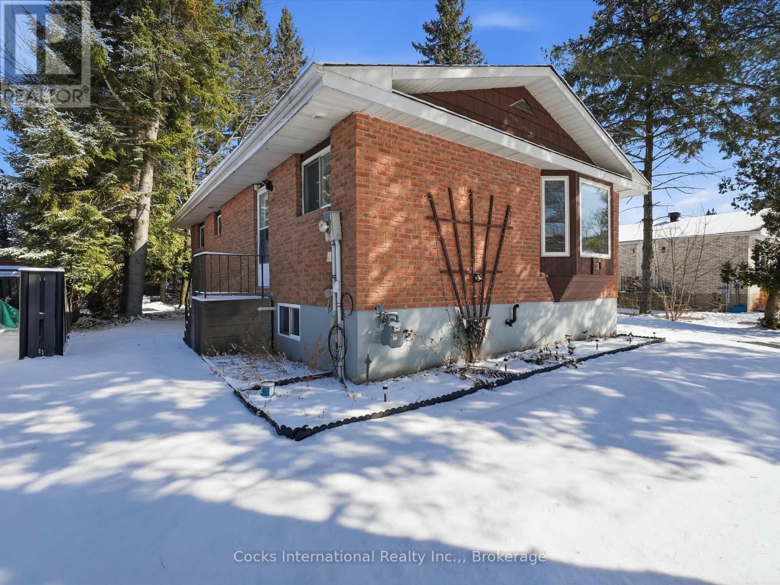 36 Susan Street W, Huntsville, Ontario  P1H 1X2 - Photo 2 - X12973362