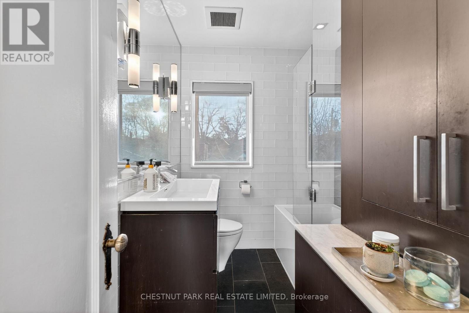 505 Sutherland Drive, Toronto, Ontario  M4G 1K9 - Photo 17 - C12973500