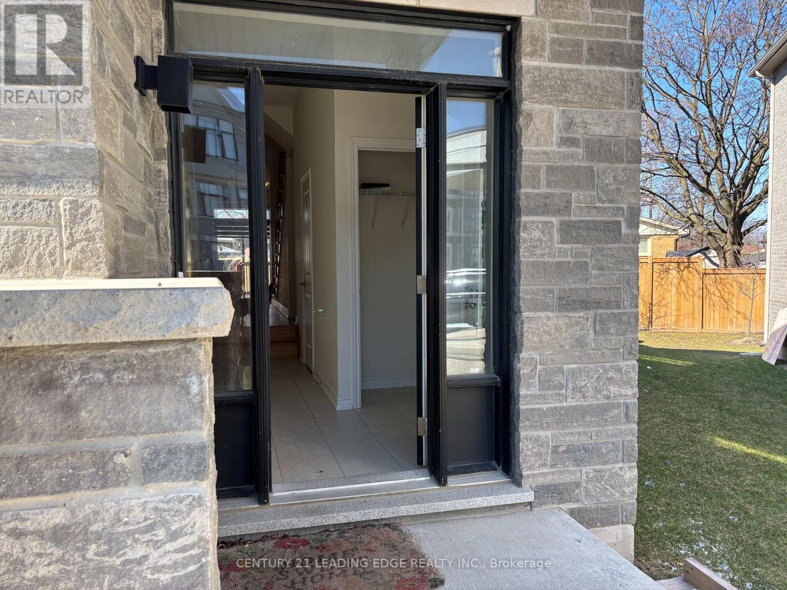 318 Okanagan Path, Oshawa, Ontario  L1H 0A7 - Photo 2 - E12973432