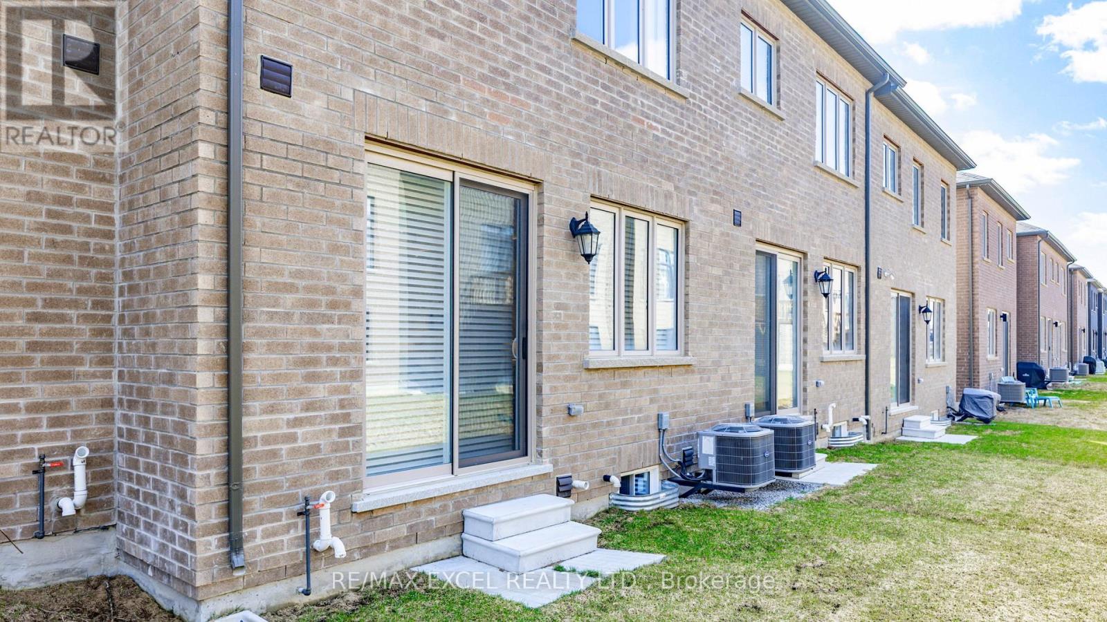 74 Tempel Street, Richmond Hill, Ontario  L4E 1K6 - Photo 38 - N12973410