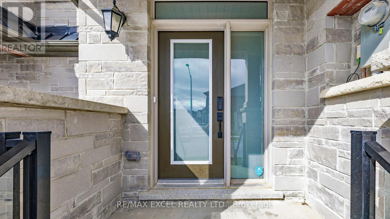 74 Tempel Street, Richmond Hill, Ontario  L4E 1K6 - Photo 4 - N12973410