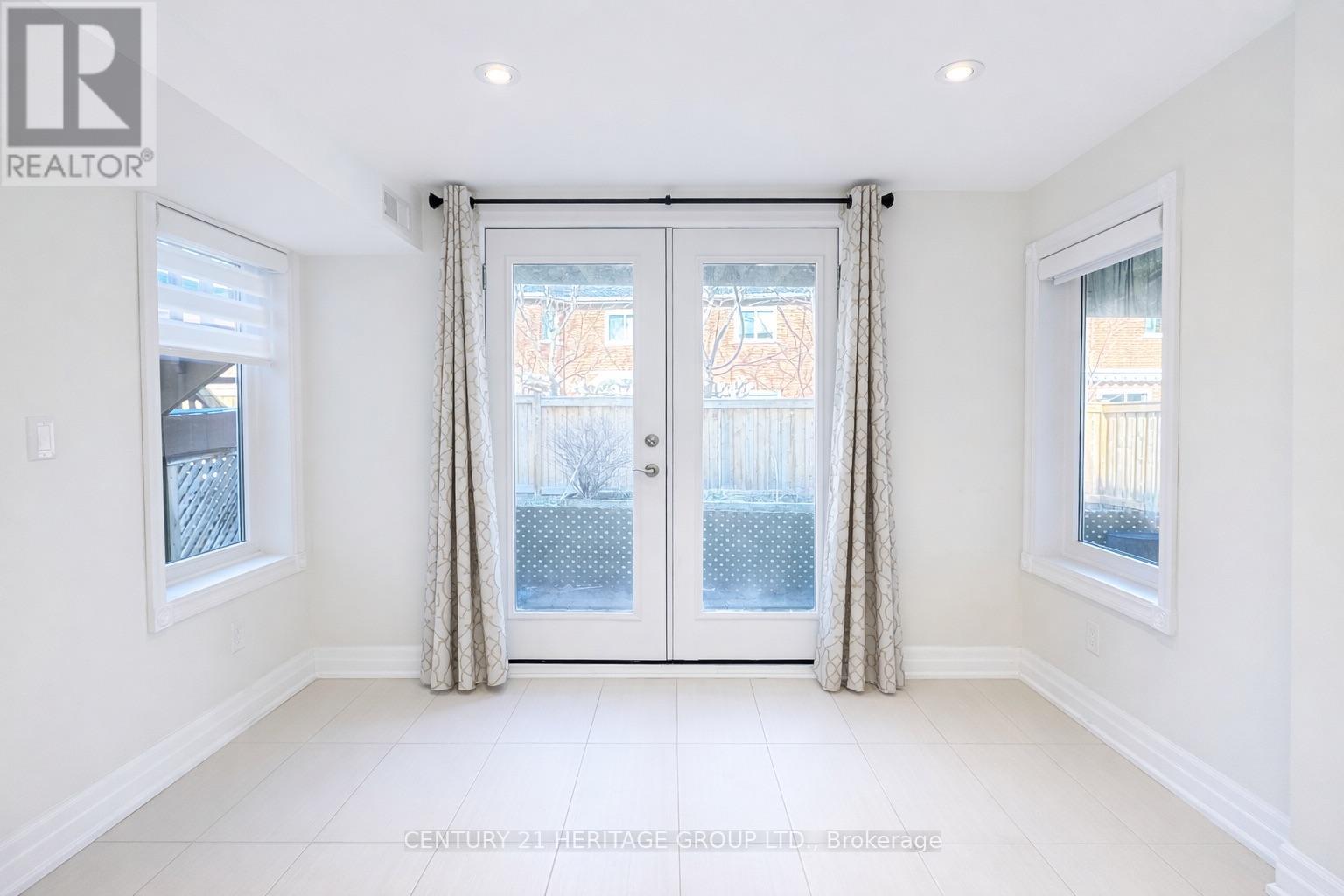 691 Shanahan Boulevard, Newmarket, Ontario  L3X 1P8 - Photo 2 - N12973422