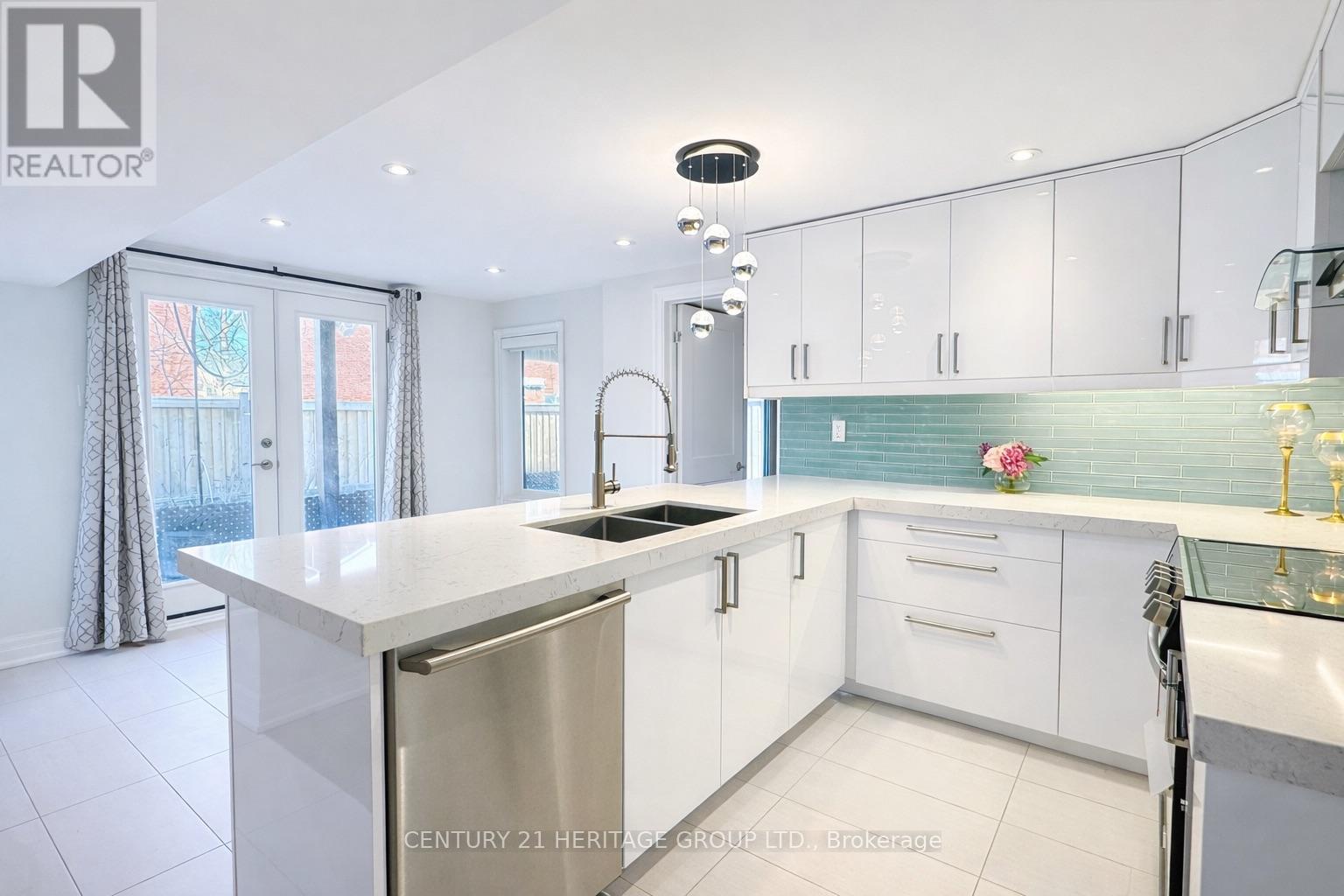 691 Shanahan Boulevard, Newmarket, Ontario  L3X 1P8 - Photo 6 - N12973422