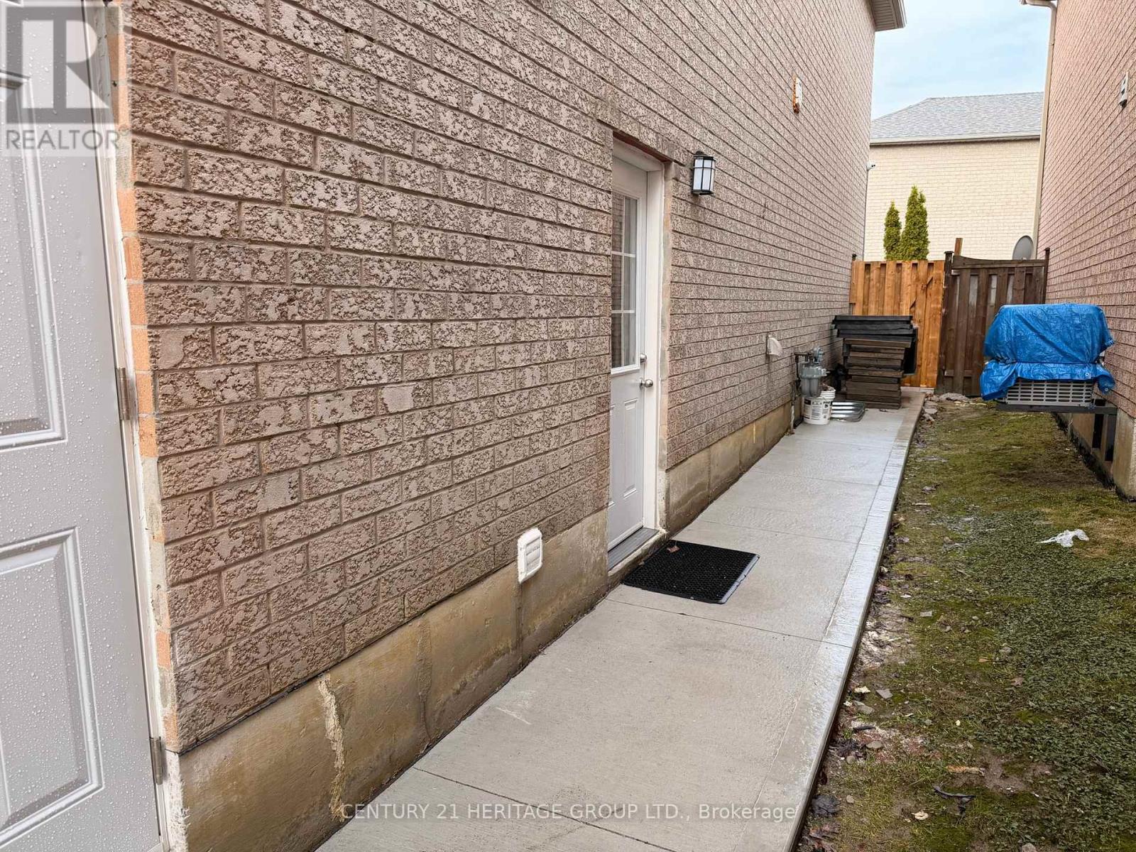 118 Sunridge Street, Richmond Hill, Ontario  L4E 3Z2 - Photo 3 - N12973532