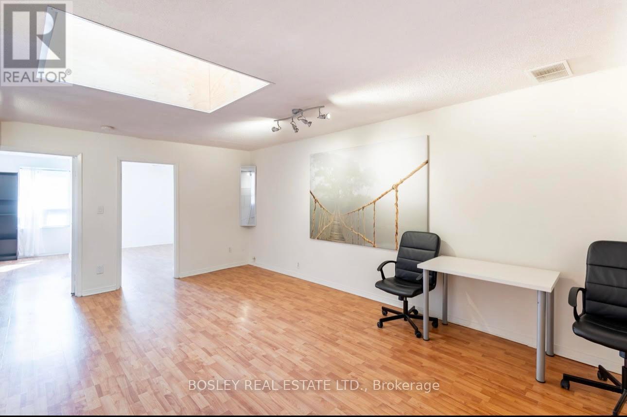 2963 Dundas Street W, Toronto, Ontario  M6P 1Z2 - Photo 9 - W12973358