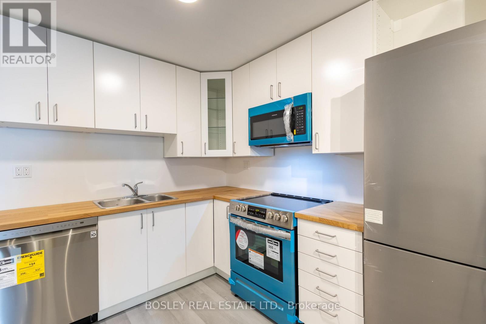 2963 Dundas Street W, Toronto, Ontario  M6P 1Z2 - Photo 5 - W12973364