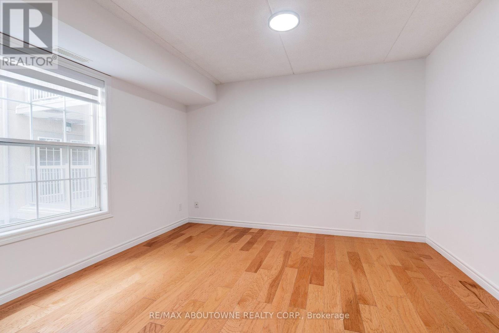 212 - 1460 Bishops Gate, Oakville, Ontario  L6M 4N5 - Photo 10 - W12973404