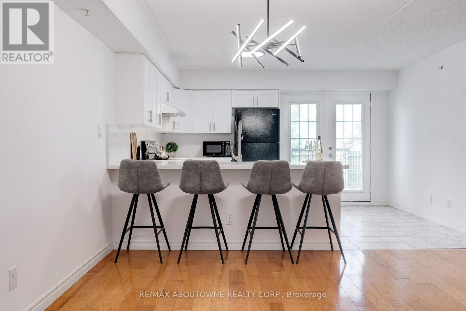 212 - 1460 Bishops Gate, Oakville, Ontario  L6M 4N5 - Photo 4 - W12973404