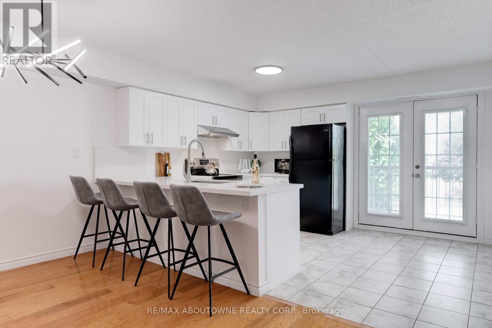 212 - 1460 Bishops Gate, Oakville, Ontario  L6M 4N5 - Photo 5 - W12973404