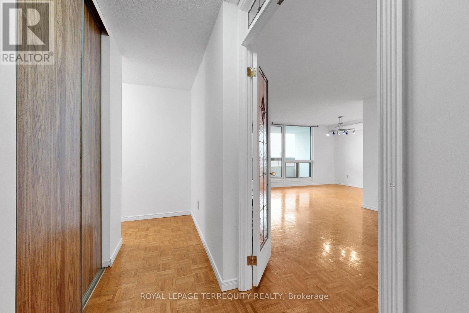 1408 - 100 Quebec Avenue W, Toronto, Ontario  M6P 4B8 - Photo 8 - W12973518