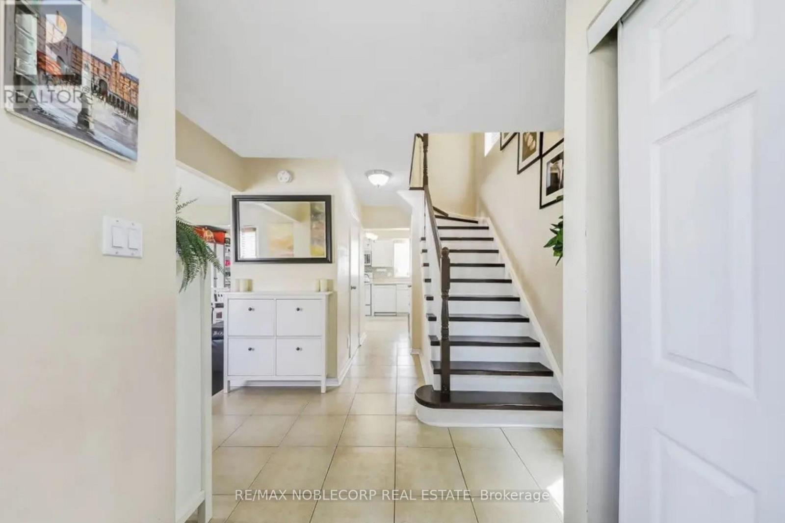 30 Mayberry Court, Brampton, Ontario  L6S 5B2 - Photo 3 - W12973552