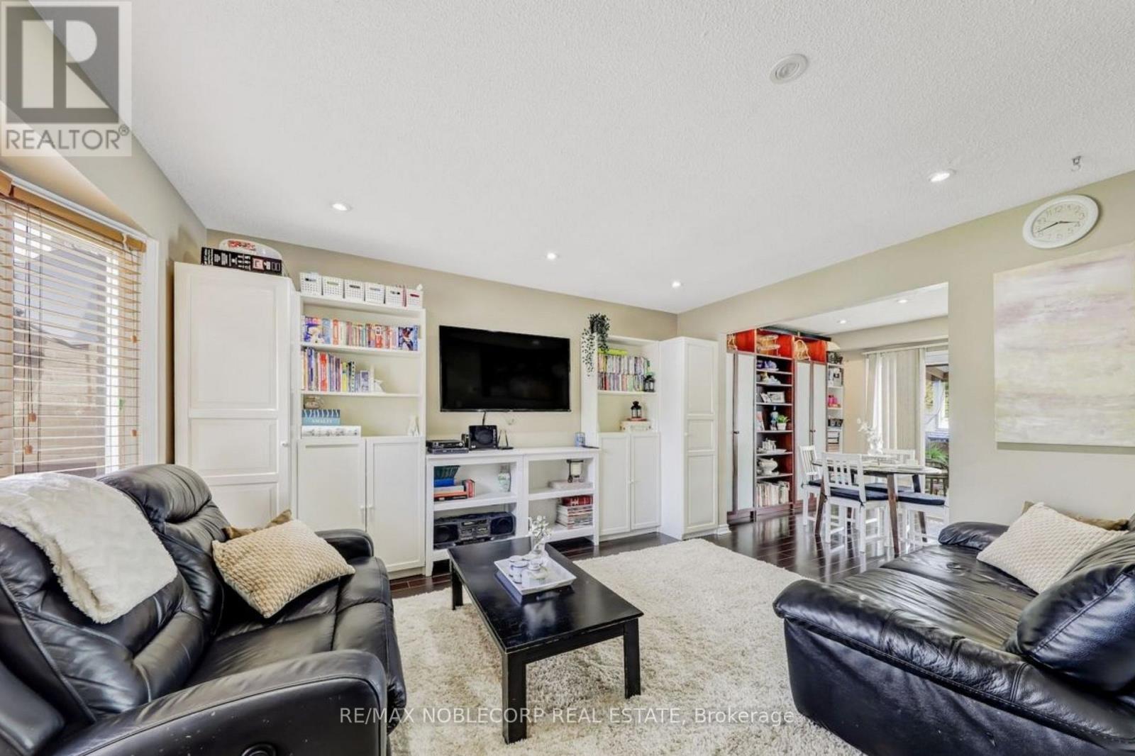 30 Mayberry Court, Brampton, Ontario  L6S 5B2 - Photo 9 - W12973552