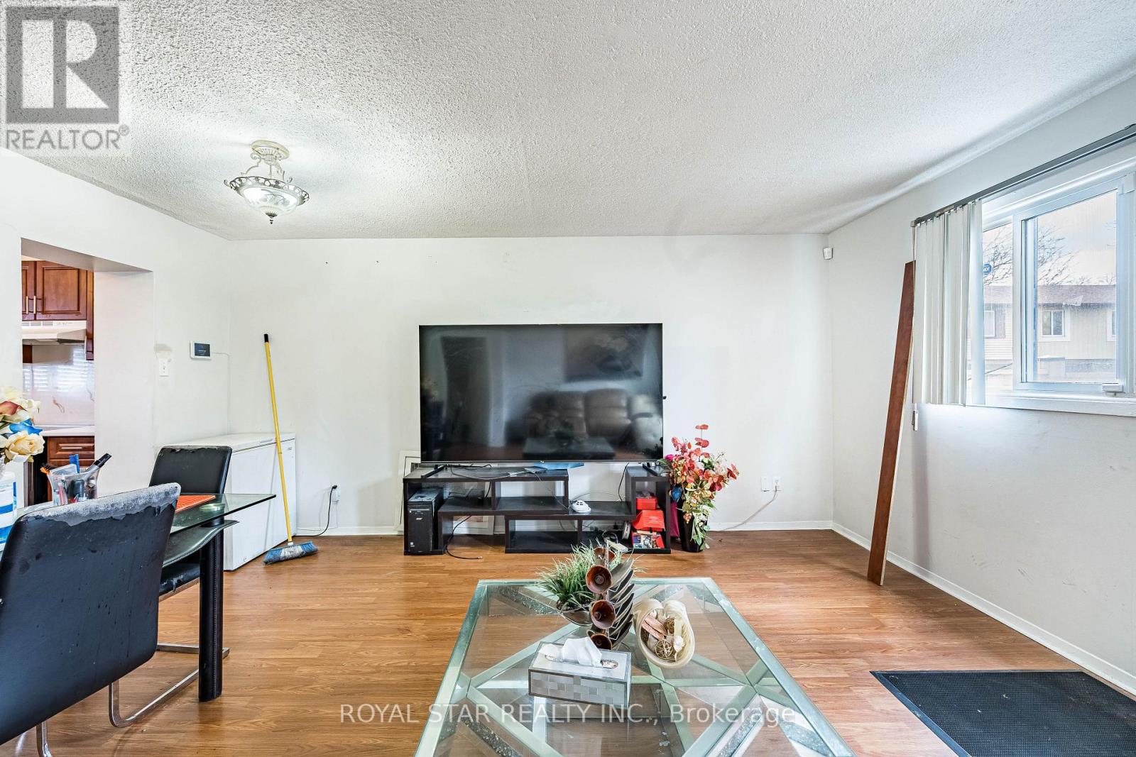 99 - 105 Hansen Road N, Brampton, Ontario  L6V 3C9 - Photo 4 - W12973574