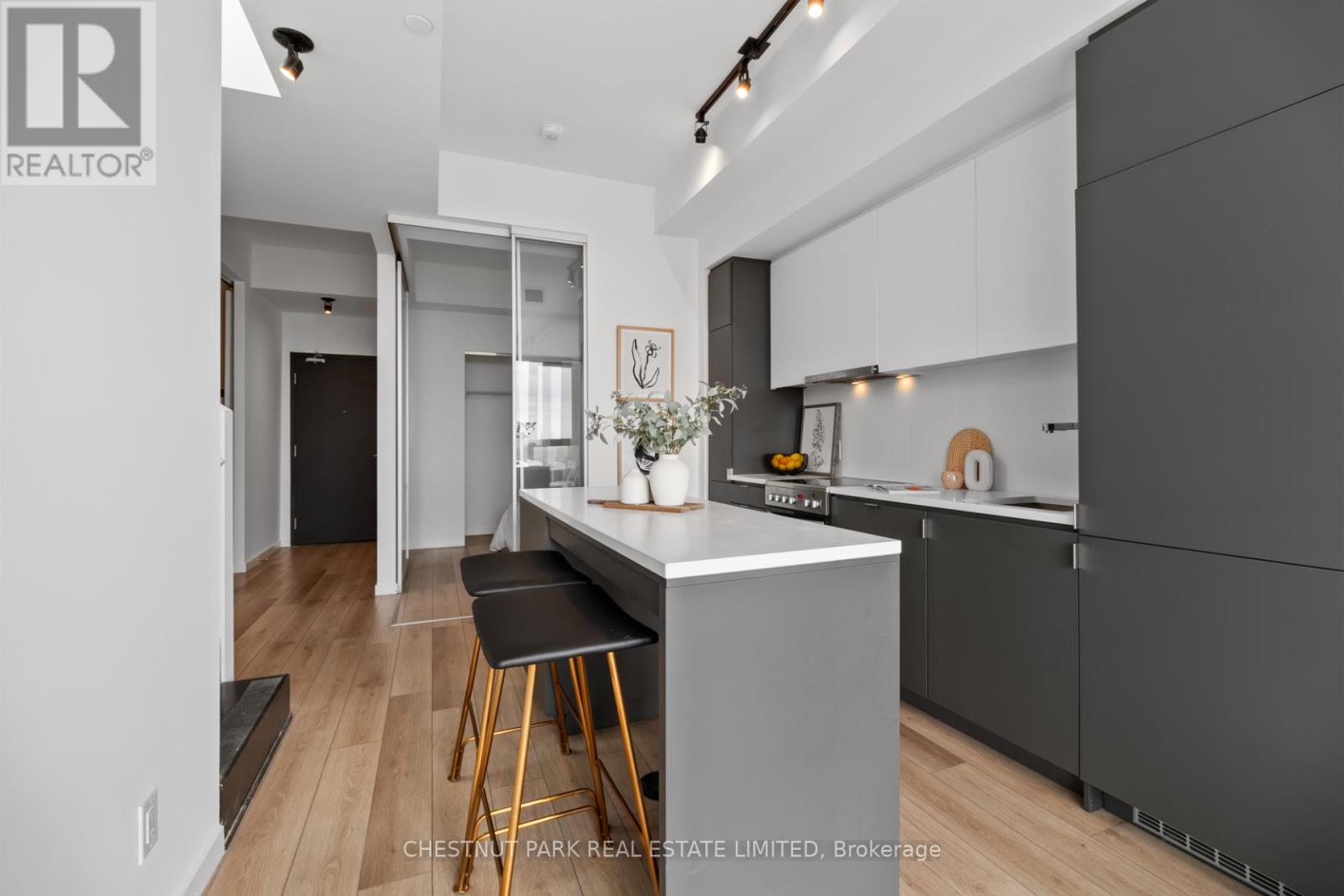 813 - 7 Smith Crescent, Toronto, Ontario  M8Z 0G3 - Photo 12 - W12973576