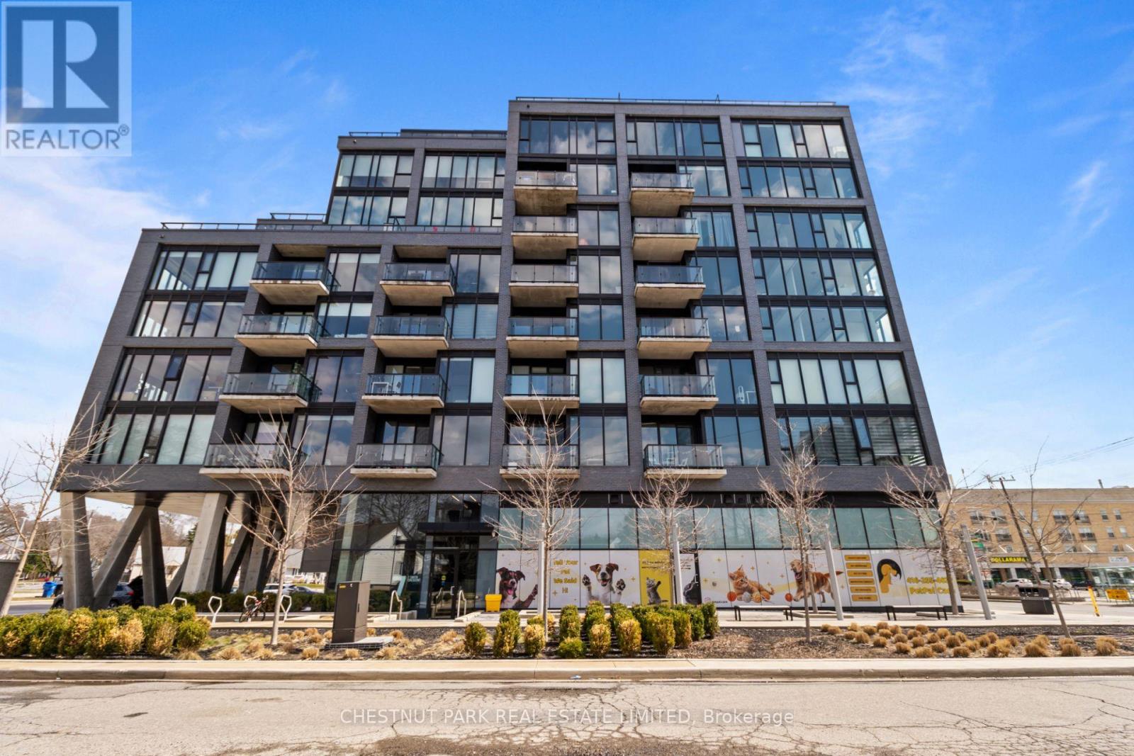 813 - 7 Smith Crescent, Toronto, Ontario  M8Z 0G3 - Photo 2 - W12973576