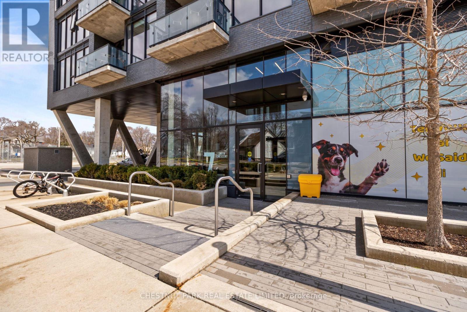 813 - 7 Smith Crescent, Toronto, Ontario  M8Z 0G3 - Photo 3 - W12973576