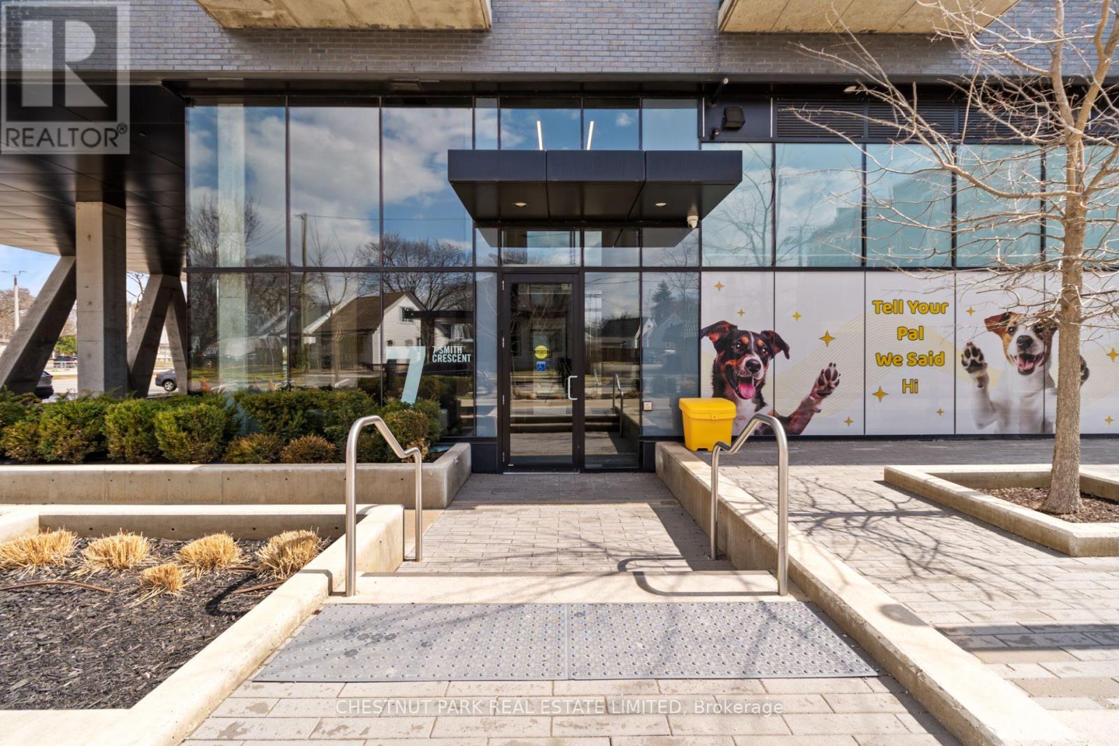 813 - 7 Smith Crescent, Toronto, Ontario  M8Z 0G3 - Photo 4 - W12973576