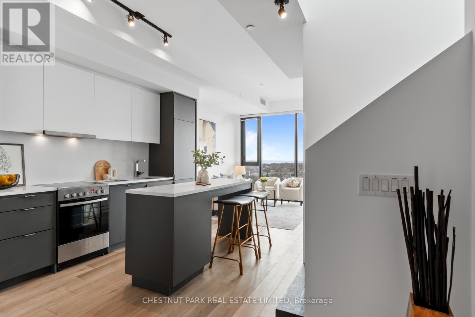 813 - 7 Smith Crescent, Toronto, Ontario  M8Z 0G3 - Photo 5 - W12973576