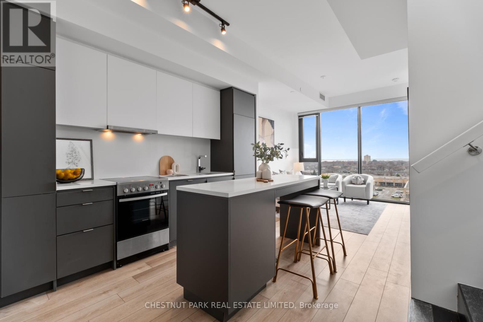 813 - 7 Smith Crescent, Toronto, Ontario  M8Z 0G3 - Photo 7 - W12973576