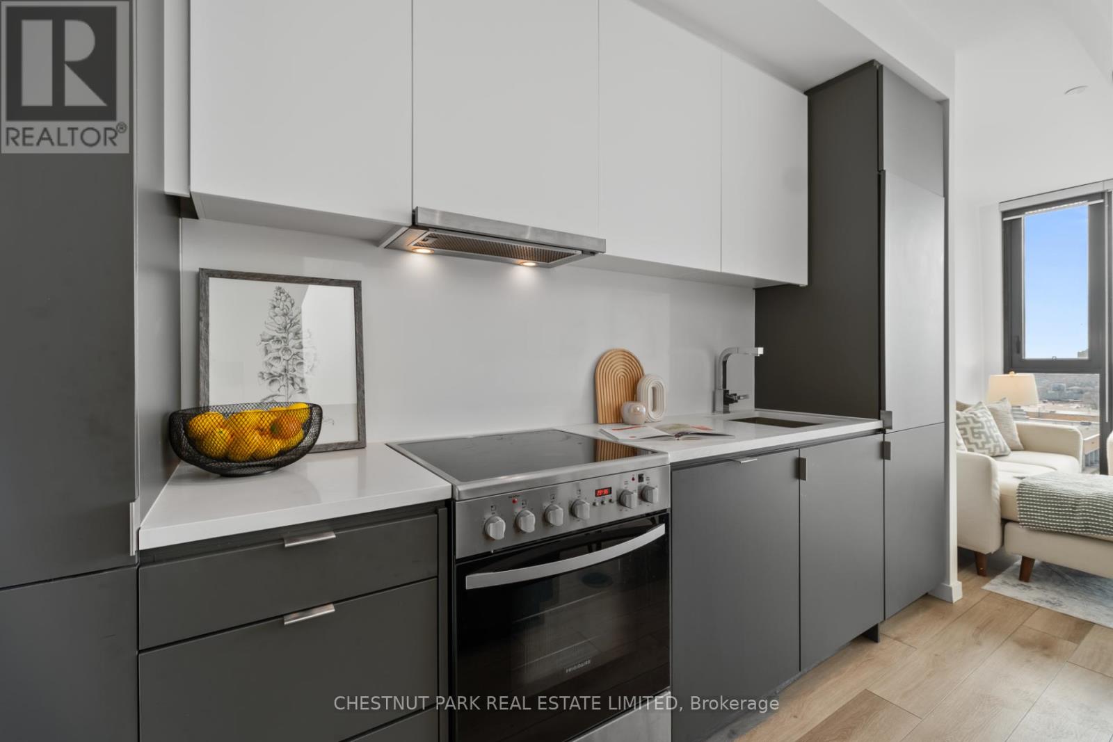 813 - 7 Smith Crescent, Toronto, Ontario  M8Z 0G3 - Photo 8 - W12973576