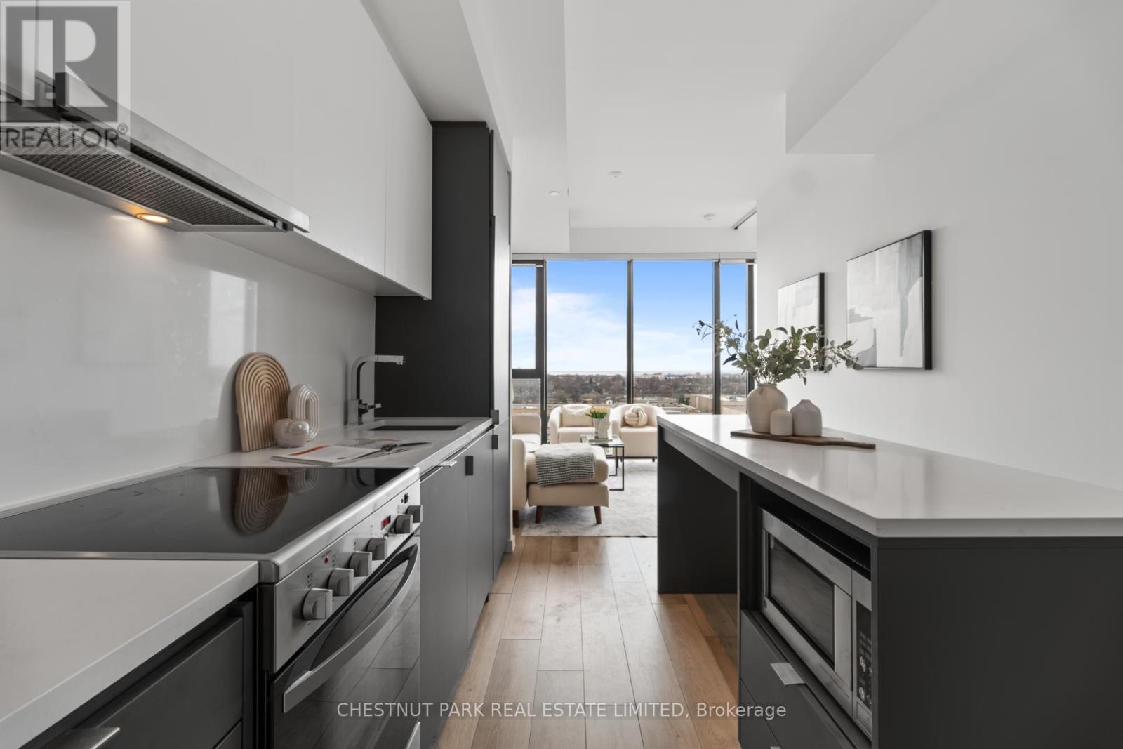 813 - 7 Smith Crescent, Toronto, Ontario  M8Z 0G3 - Photo 9 - W12973576