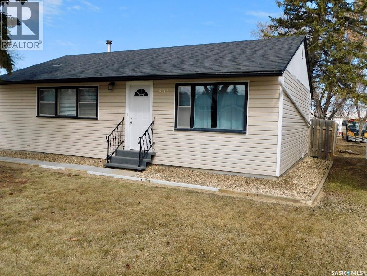 507 2nd Avenue E, Assiniboia, Saskatchewan  S0H 0B0 - Photo 2 - SK032407