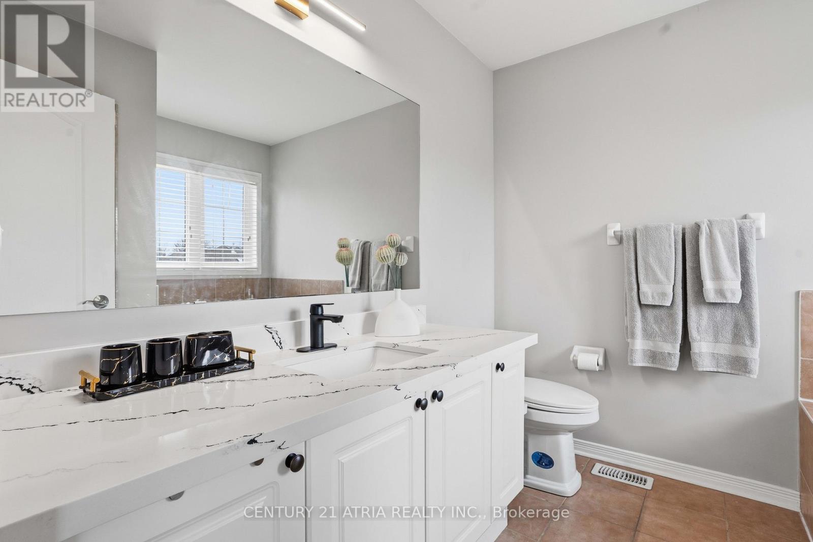 72 Dovetail Drive, Richmond Hill, Ontario  L4E 5A7 - Photo 15 - N12973302