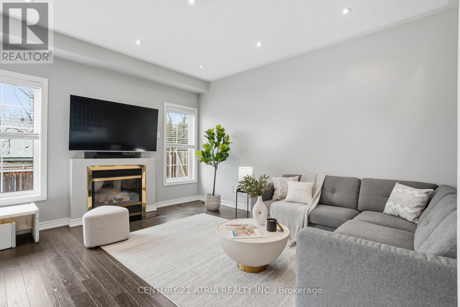 72 Dovetail Drive, Richmond Hill, Ontario  L4E 5A7 - Photo 3 - N12973302