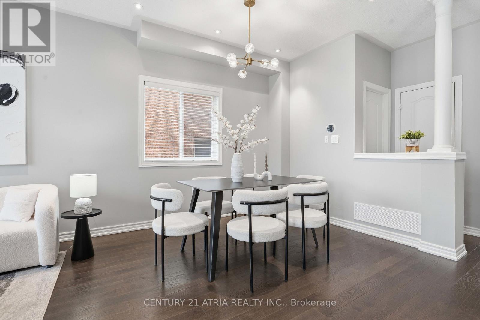 72 Dovetail Drive, Richmond Hill, Ontario  L4E 5A7 - Photo 5 - N12973302