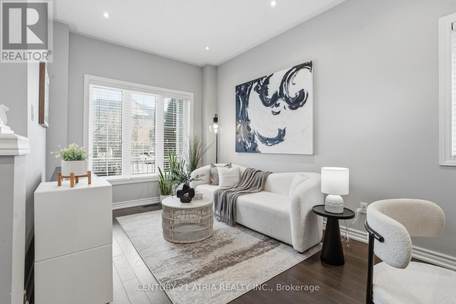 72 Dovetail Drive, Richmond Hill, Ontario  L4E 5A7 - Photo 4 - N12973302