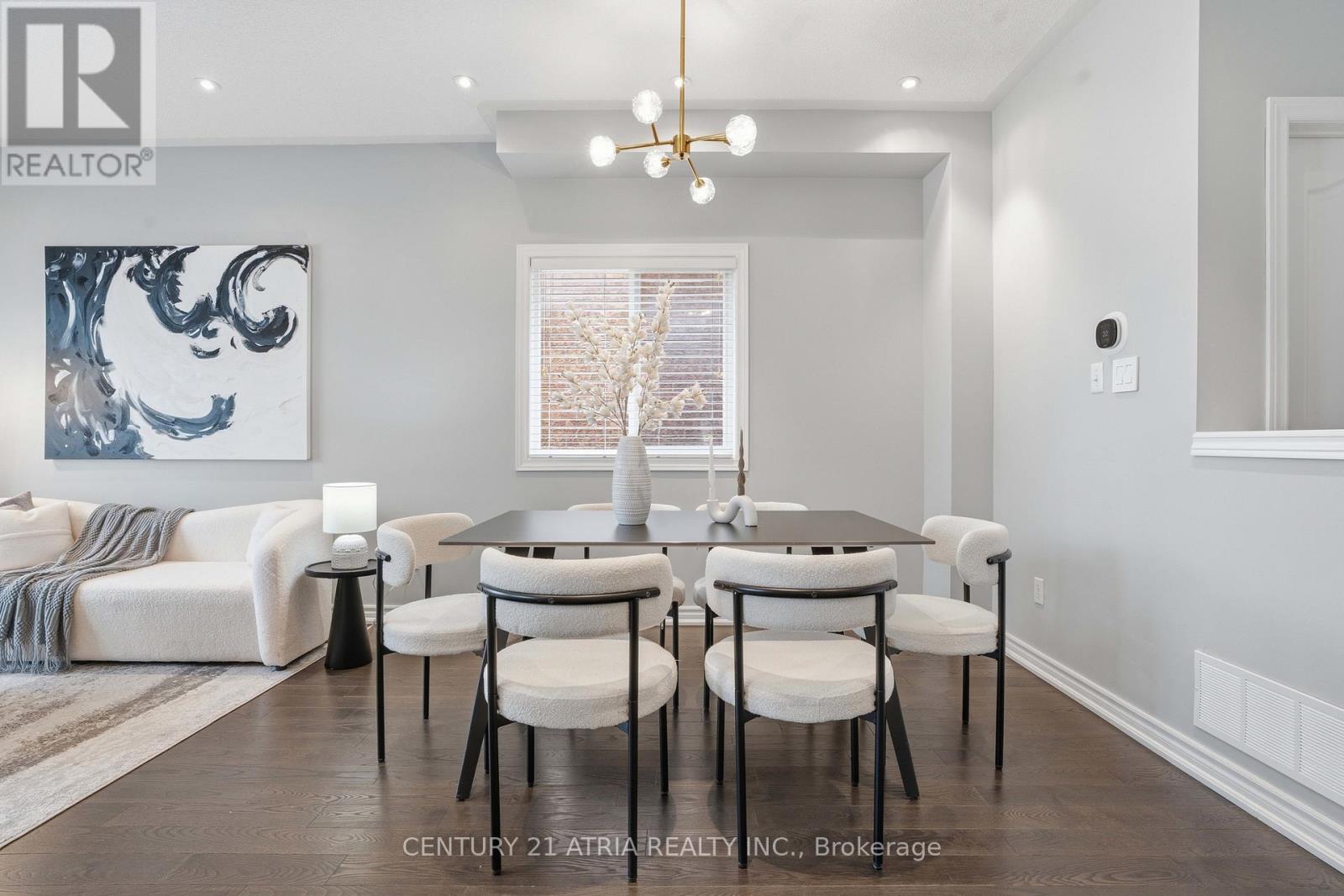 72 Dovetail Drive, Richmond Hill, Ontario  L4E 5A7 - Photo 6 - N12973302