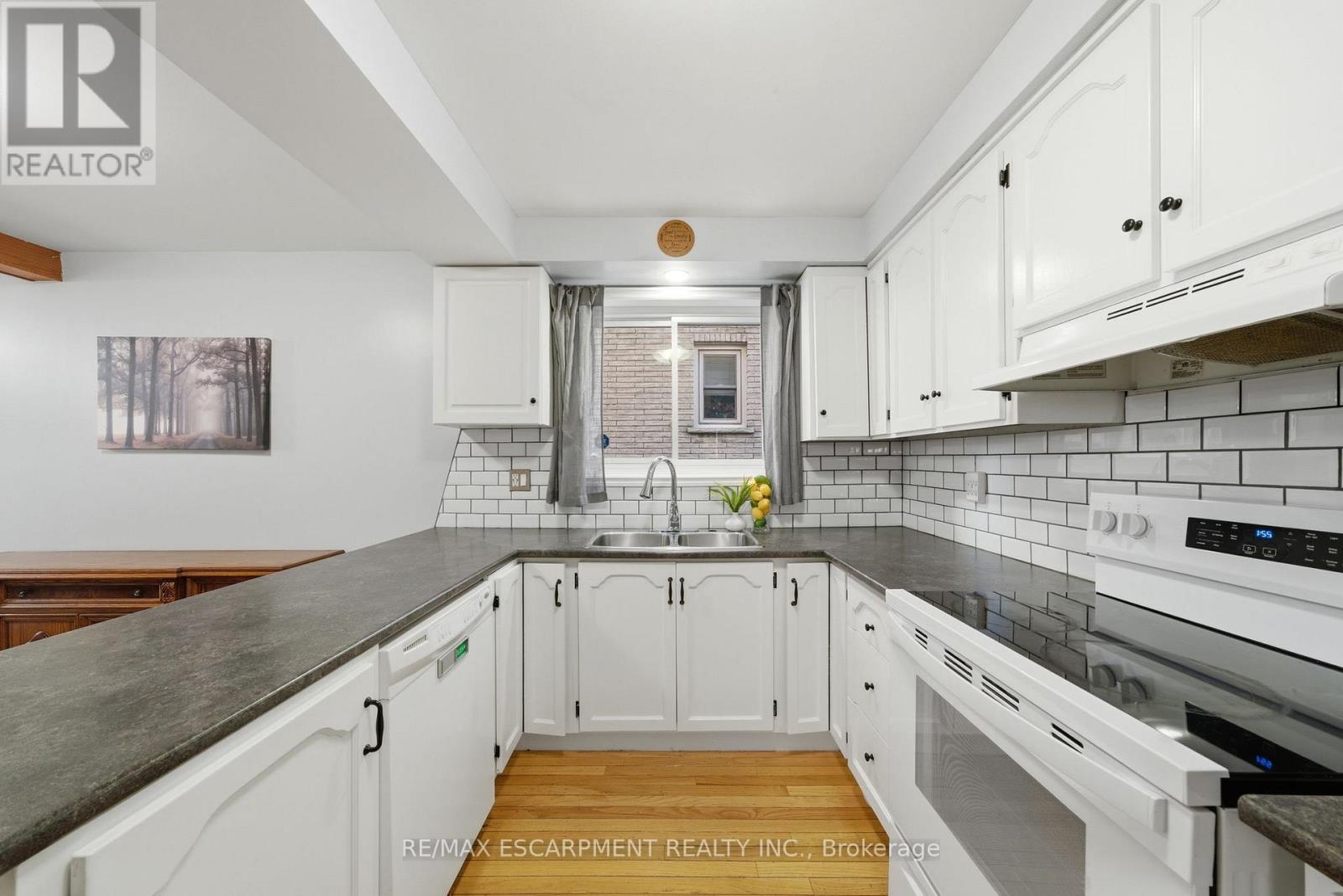 15 Finch Place, Hamilton, Ontario  L9A 5C2 - Photo 12 - X12973340