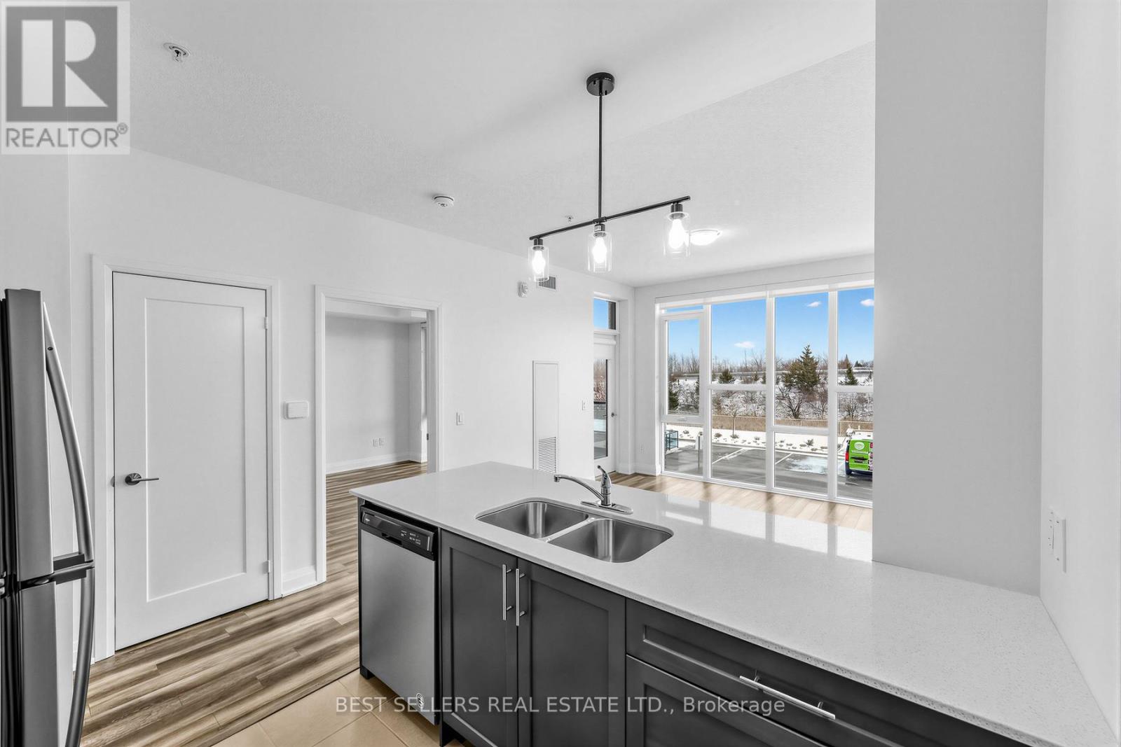 220 - 16 Concord Place, Grimsby, Ontario  L3M 0J1 - Photo 11 - X12973464