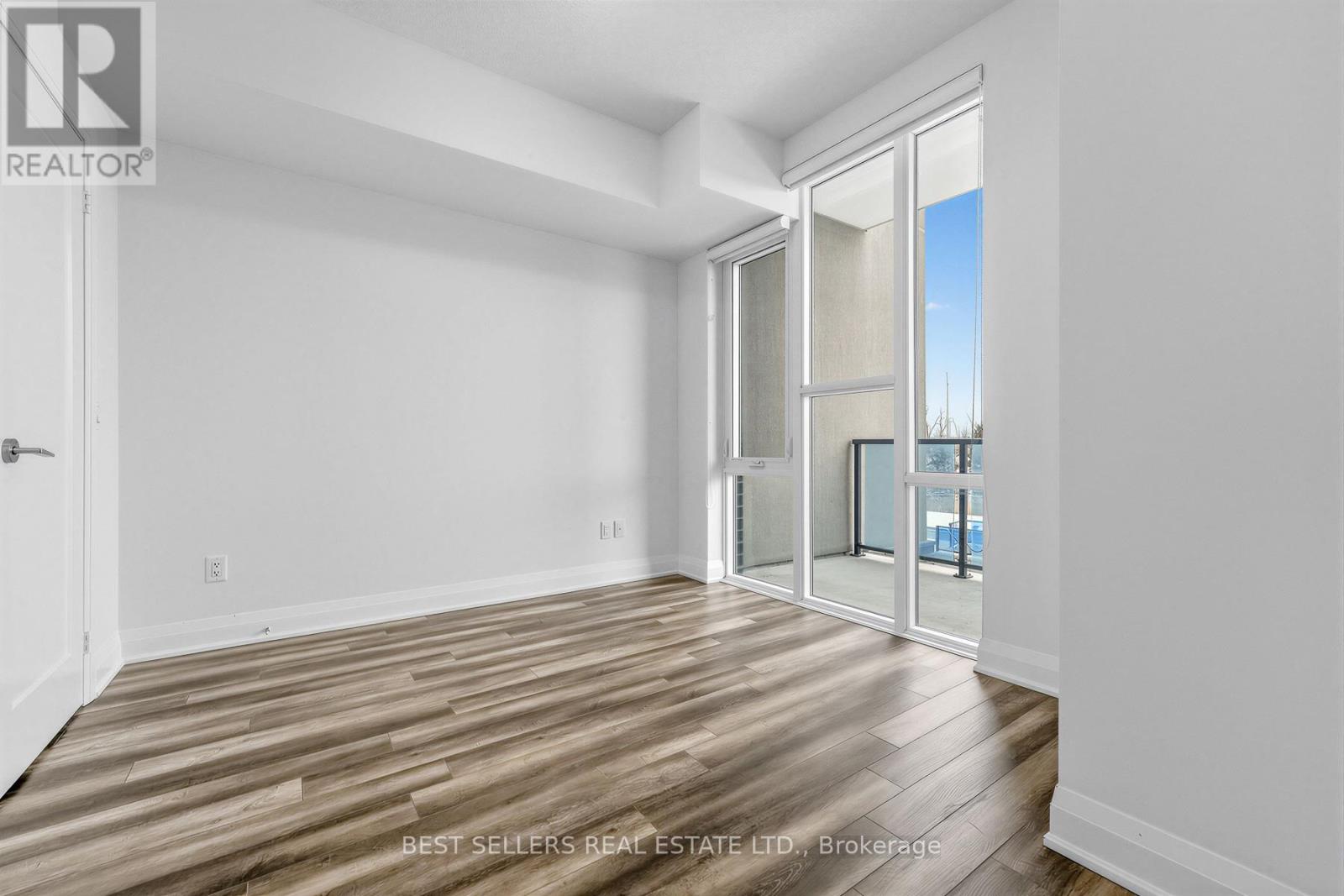 220 - 16 Concord Place, Grimsby, Ontario  L3M 0J1 - Photo 13 - X12973464