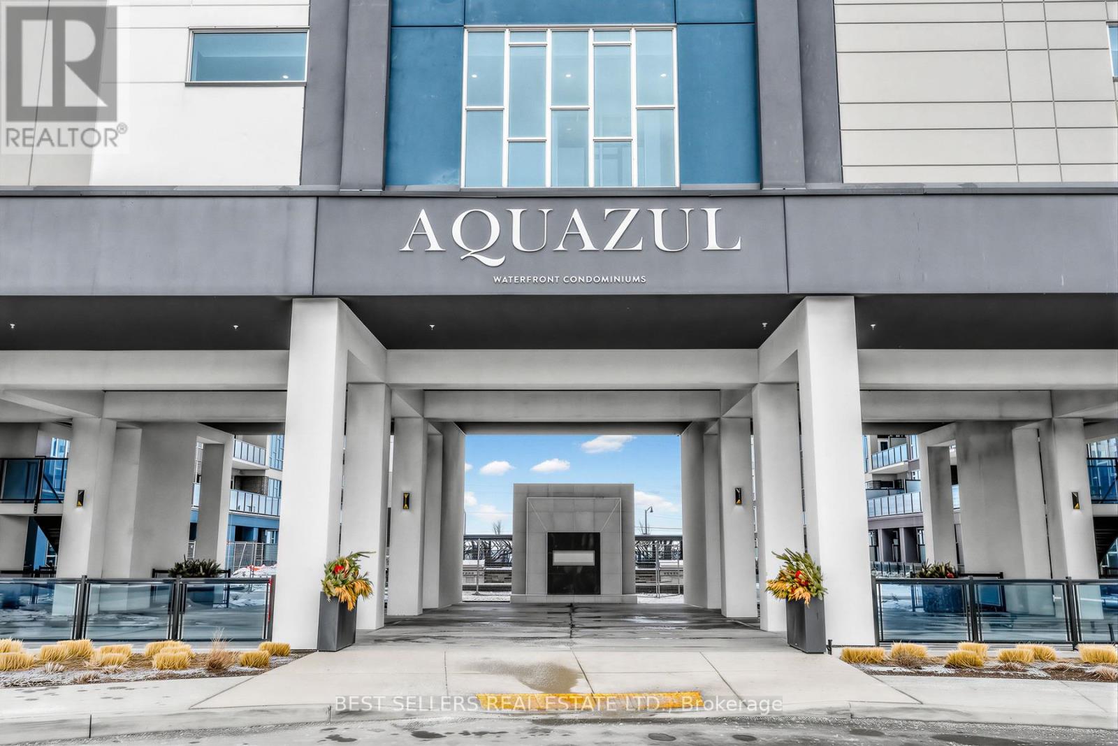 220 - 16 Concord Place, Grimsby, Ontario  L3M 0J1 - Photo 2 - X12973464