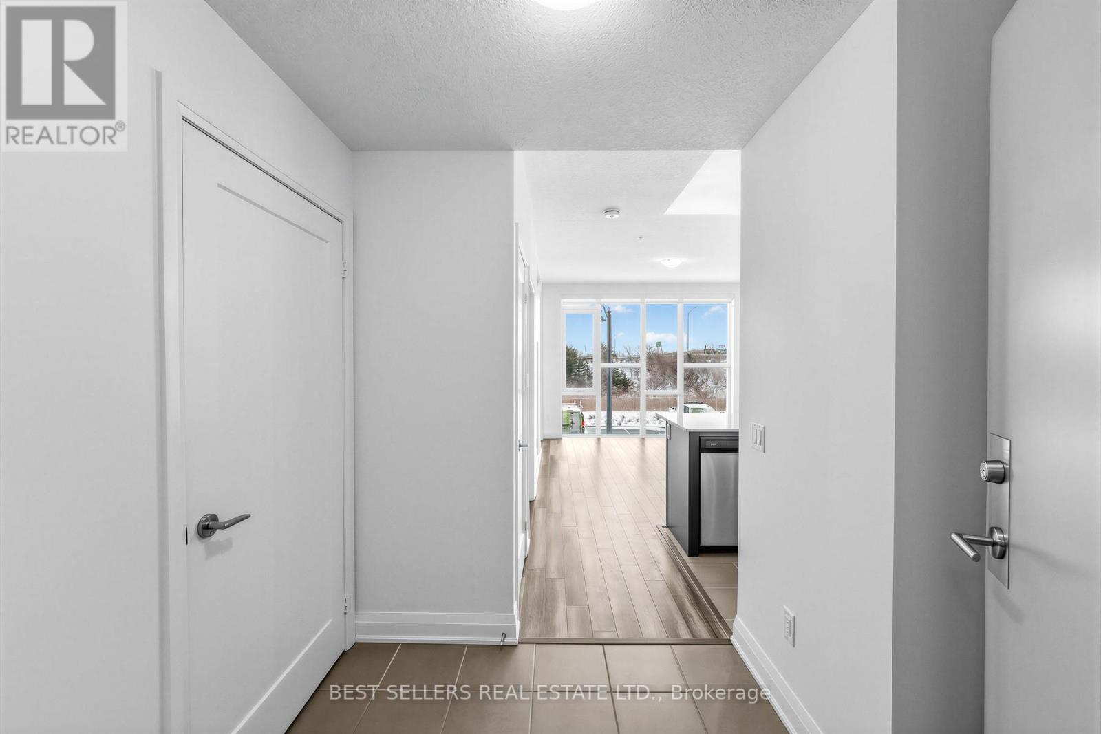 220 - 16 Concord Place, Grimsby, Ontario  L3M 0J1 - Photo 4 - X12973464