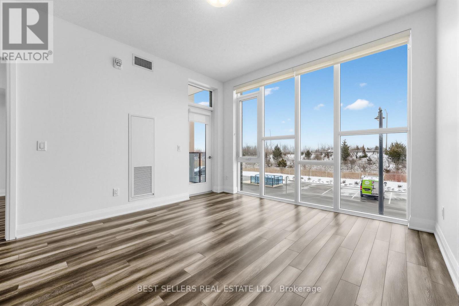 220 - 16 Concord Place, Grimsby, Ontario  L3M 0J1 - Photo 6 - X12973464