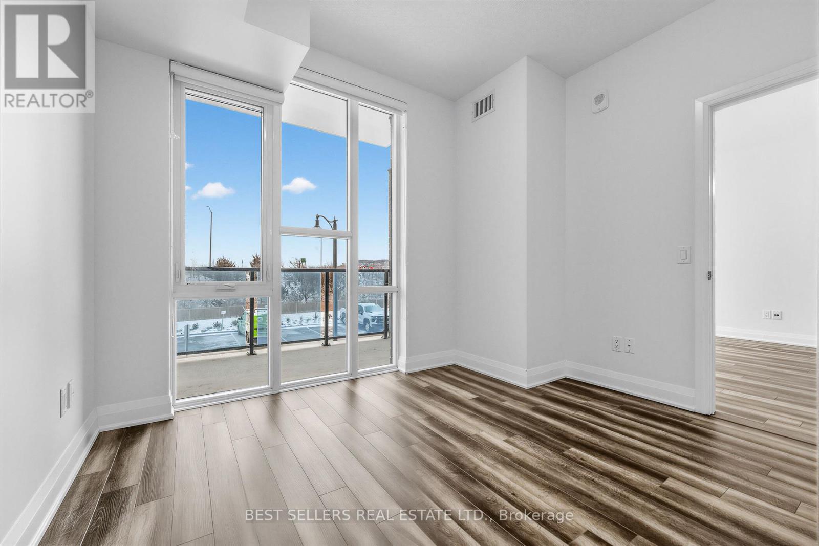 220 - 16 Concord Place, Grimsby, Ontario  L3M 0J1 - Photo 8 - X12973464