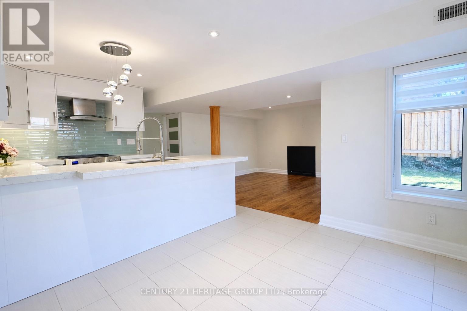 691 Shanahan Boulevard, Newmarket, Ontario  L3X 1P8 - Photo 4 - N12973422