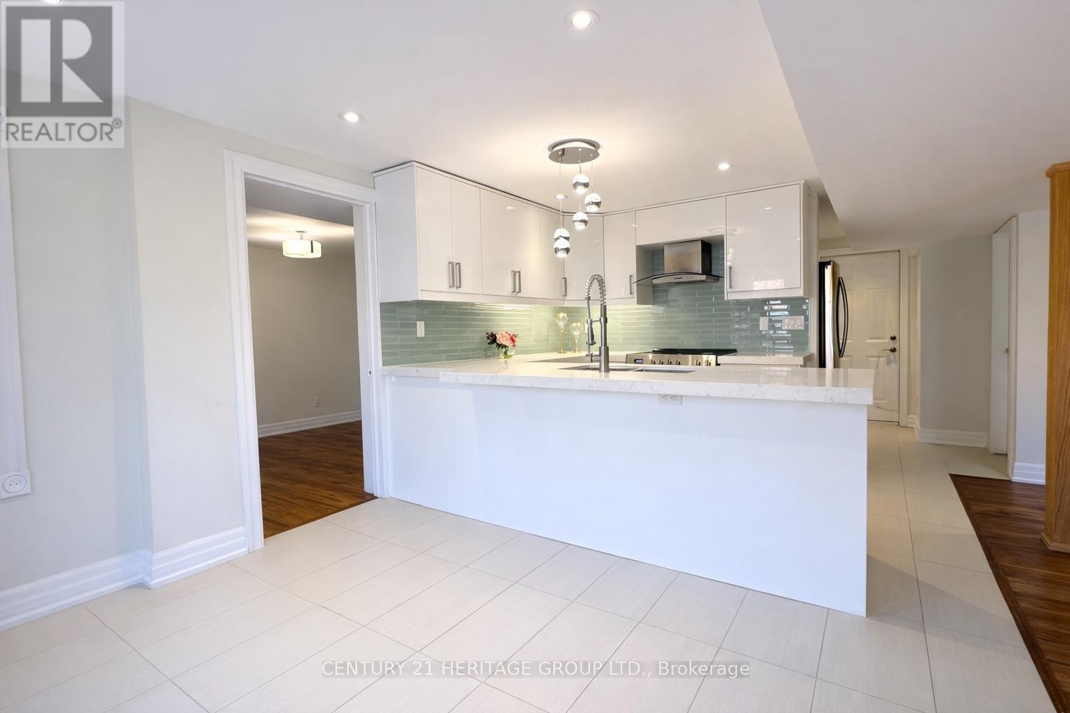 691 Shanahan Boulevard, Newmarket, Ontario  L3X 1P8 - Photo 3 - N12973422