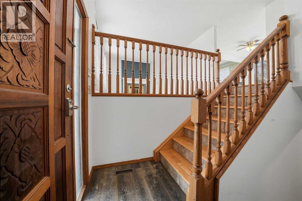 32 Huget Crescent, Red Deer, Alberta  T4N 6P4 - Photo 4 - A2279765