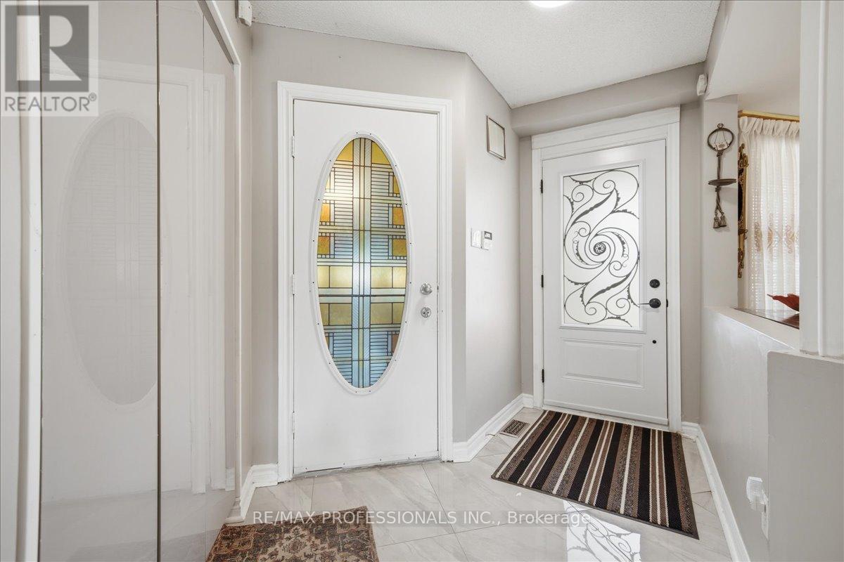 7387 Davemark Court, Mississauga, Ontario  L5N 7P3 - Photo 11 - W12973582