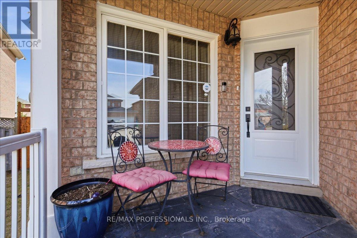 7387 Davemark Court, Mississauga, Ontario  L5N 7P3 - Photo 3 - W12973582